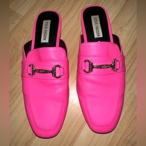 Steve Madden Kori neon pink loafers slides size 8. Runs small fits 7.5